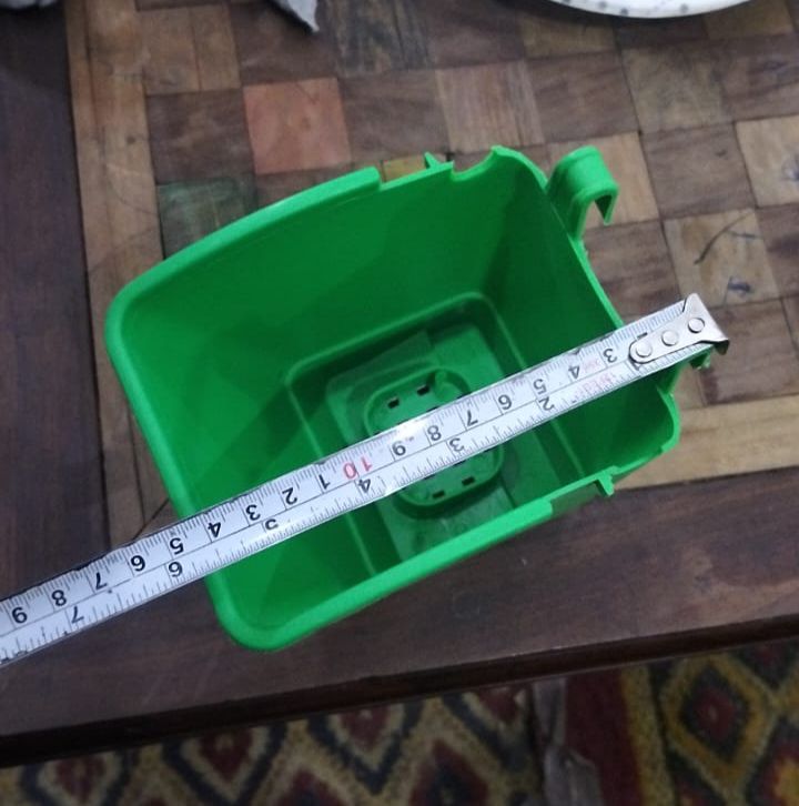 4-Inch Colorful Wall-Mounted Planters for Small Flowers and Shrubs, Garden Planter Pots with Hooks